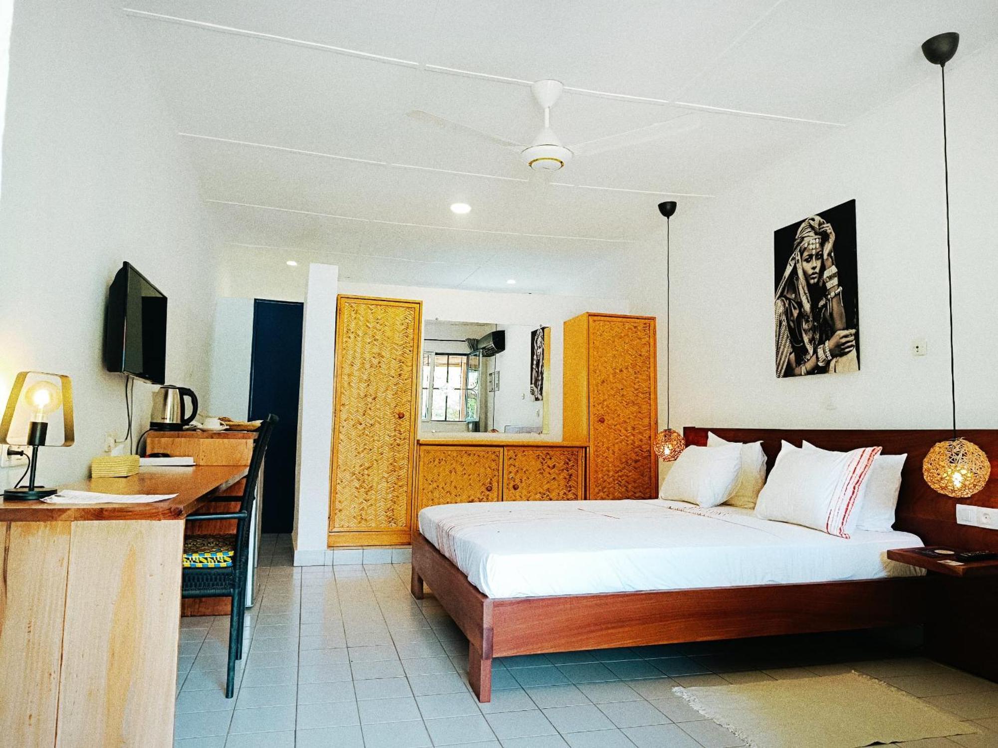 Hotel Les Palmiers Ουαγκαντουγκού Εξωτερικό φωτογραφία
